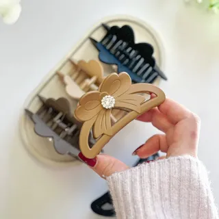 کلیپس مو زنانه طرح گل پاپیونی نگین‌دار جین 12 عددی