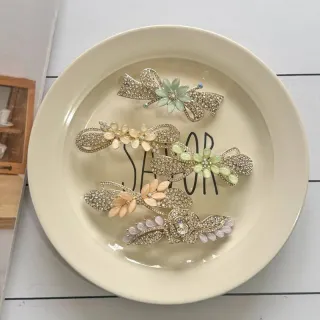 گیره فرانسوی فلزی گل‌دار نگین‌دار 2– جین 6 و 12 عددی (میکس رنگی)