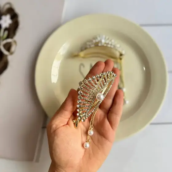 گیره چفتی فلزی طرح تاج مرواریدی آویزی