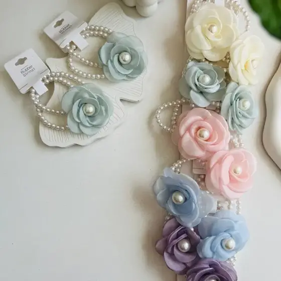 کش مو مرواریدی گل‌دار دخترانه – بسته 20 عددی رنگ‌بندی متنوع