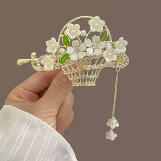 گیره چفتی فانتزی سبد گل سفید میکس – کد 1113